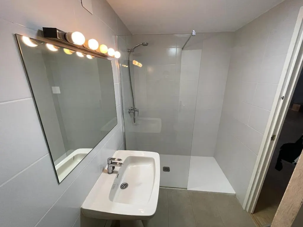 Apartment Puerto Deportivo Beachfront: Renovated Seaside Retreat Hospitalet De L'Infant