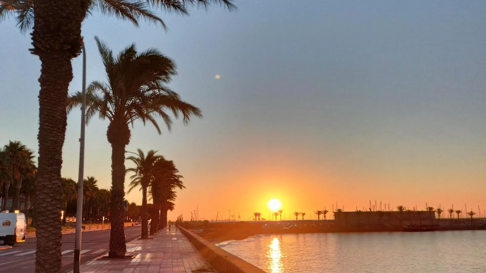 Puerto Deportivo Beachfront: Renovated Seaside Retreat Hospitalet De L'Infant 0*,  Spain