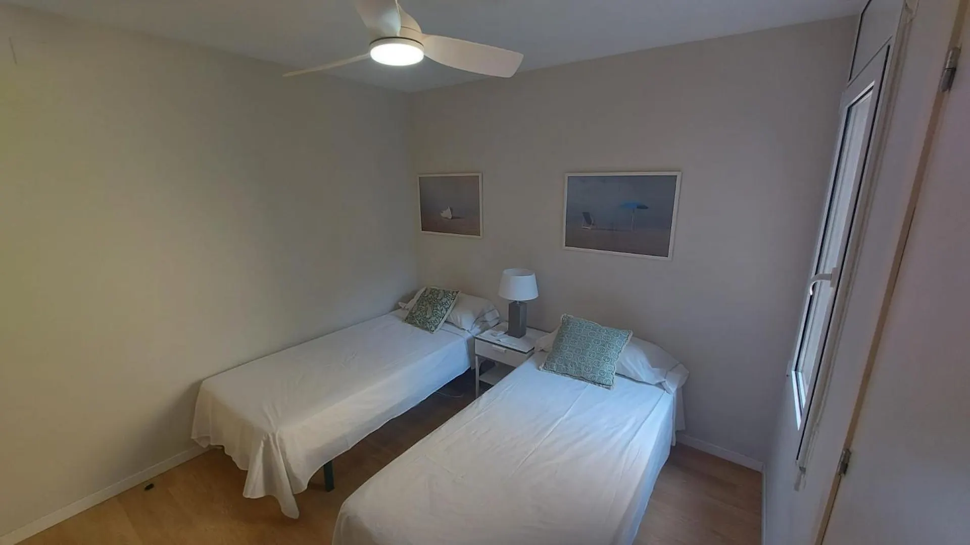 Puerto Deportivo Beachfront: Renovated Seaside Retreat Hospitalet De L'Infant
