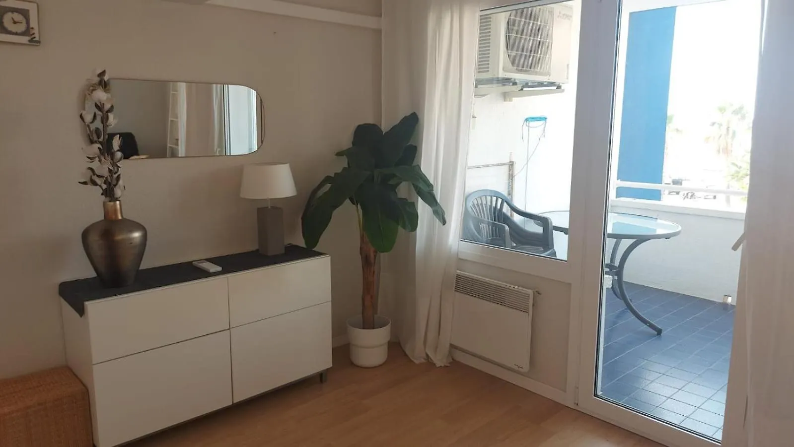 Puerto Deportivo Beachfront: Renovated Seaside Retreat Hospitalet De L'Infant Apartment