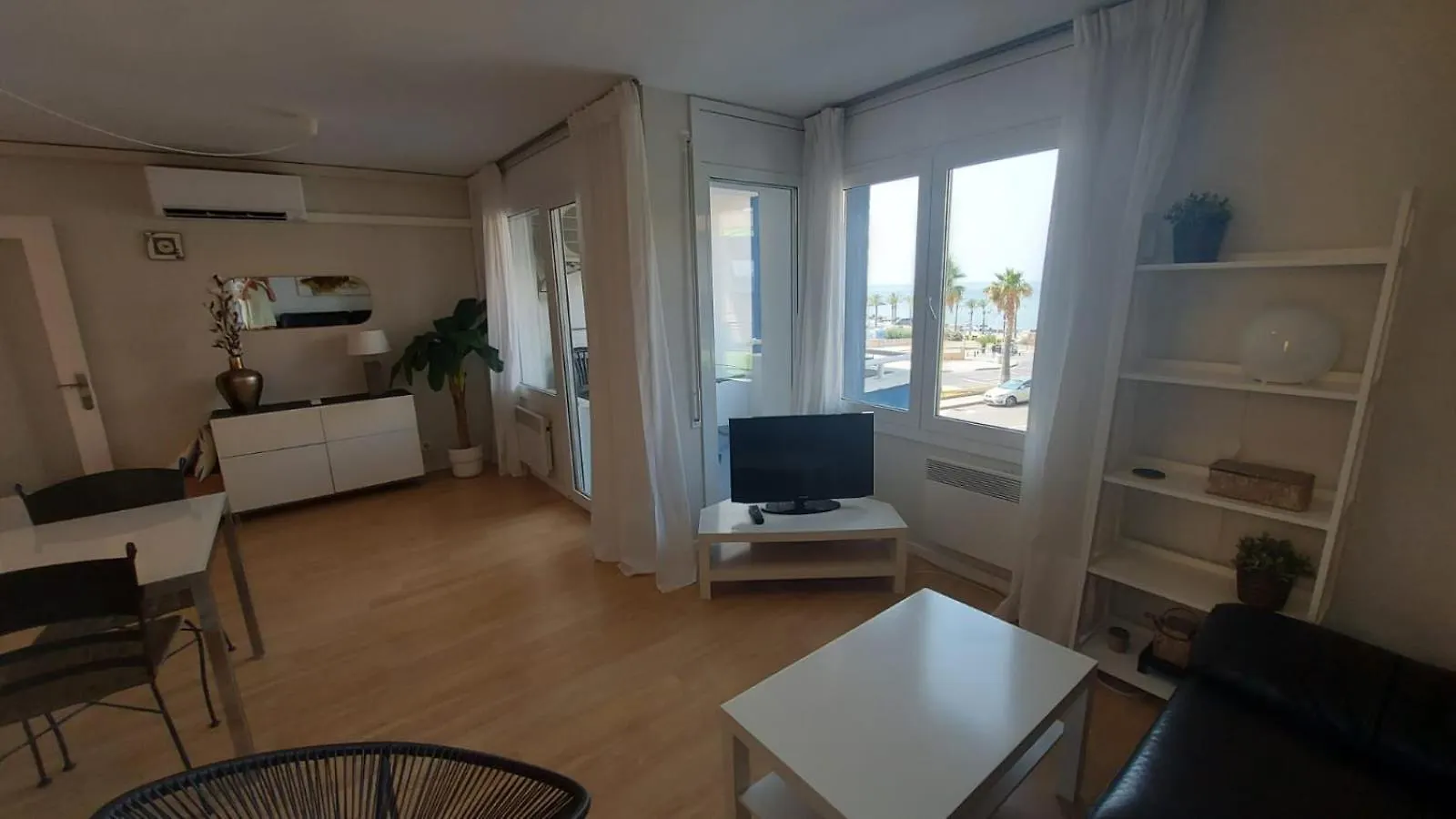 Apartment Puerto Deportivo Beachfront: Renovated Seaside Retreat Hospitalet De L'Infant