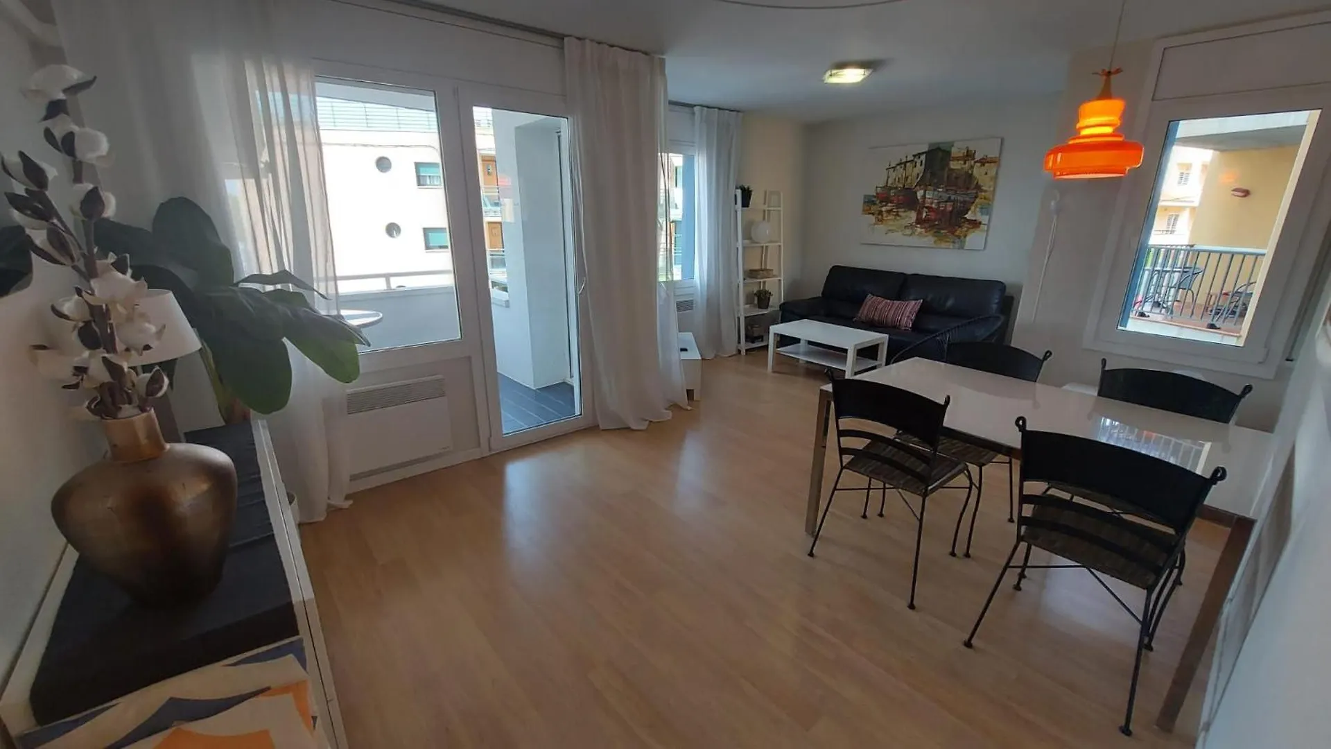 Apartment Puerto Deportivo Beachfront: Renovated Seaside Retreat Hospitalet De L'Infant