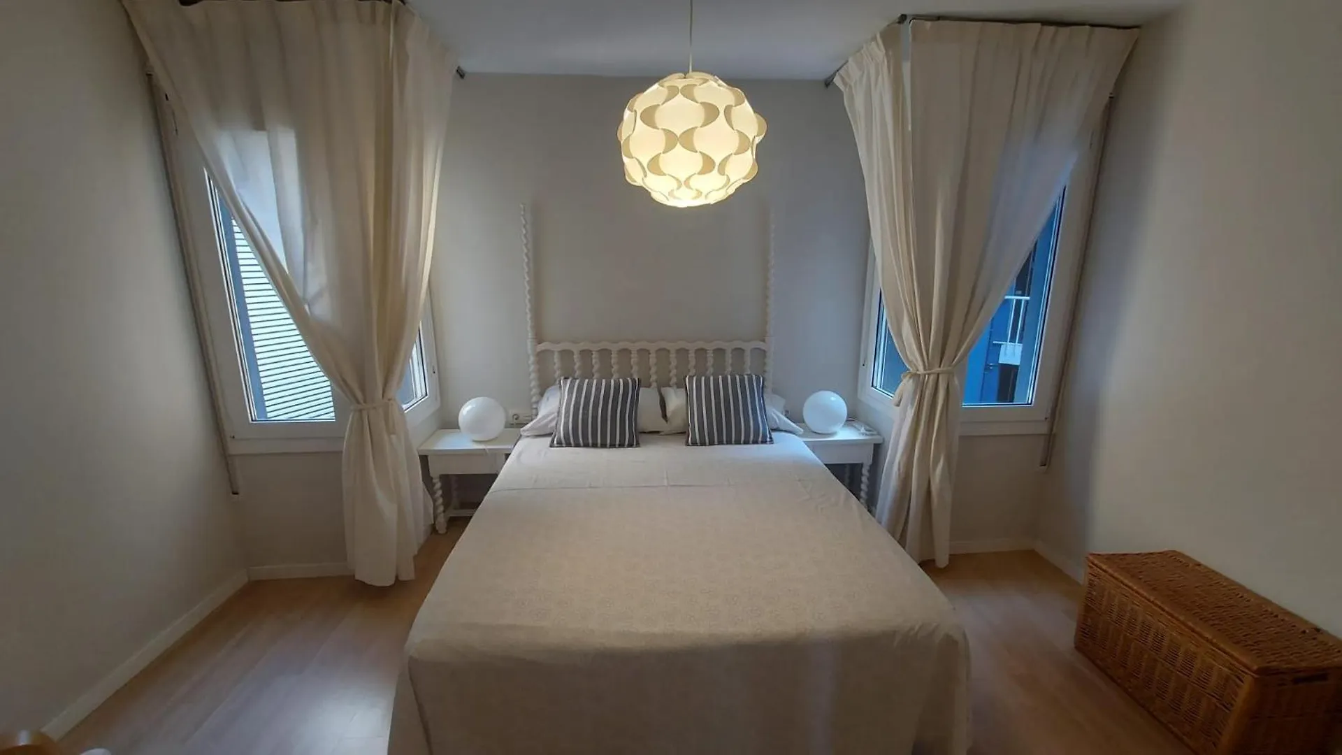 Puerto Deportivo Beachfront: Renovated Seaside Retreat Hospitalet De L'Infant